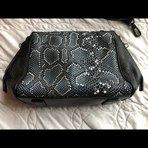 HALSTON HERITAGE AUTHENTIC! Leather purse w/embossed snake skin design. A Steal! - Picture 7 of 16